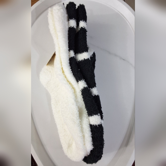 NWT Friends Central Perk TV Show Series 2 Pairs  Black & White Plush Cozy Socks - Picture 3 of 3